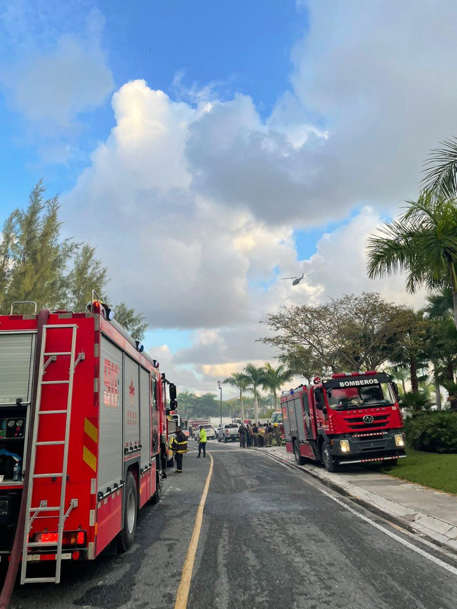 Sistema911_RD's tweet photo. #Noticias911 | Informamos que asistimos un incendio registrado la noche de ayer martes, en un área forestal de Cap Cana.
En la escena participaron 21 unidades de #Bomberos, 1 de @SNSRDO, 6 unidades de @RDMOPC y el equipo de #drones911 brindaron apoyo. https://t.co/OPbJvxxz0w