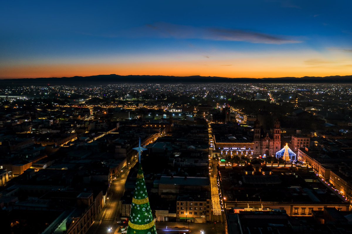 ElDronRamonSLP's tweet photo. AMANECER 🌞
#ElDronRamón #sobrevolandolaciudad 
desde la Villa navideña #SLP  ﾟ * ₊ ･  ﾟ𖧐

#mavicpro2 #djidrone #teníaqueser #SanLuisPotosí #enNavidad #amanecer #sunrise #dji #djiglobal #raw_drone #ViveSanLuisPotosí  #ViveMéxico #VisitMéxico #RutaMX #MX https://t.co/xZPdBA4kS2