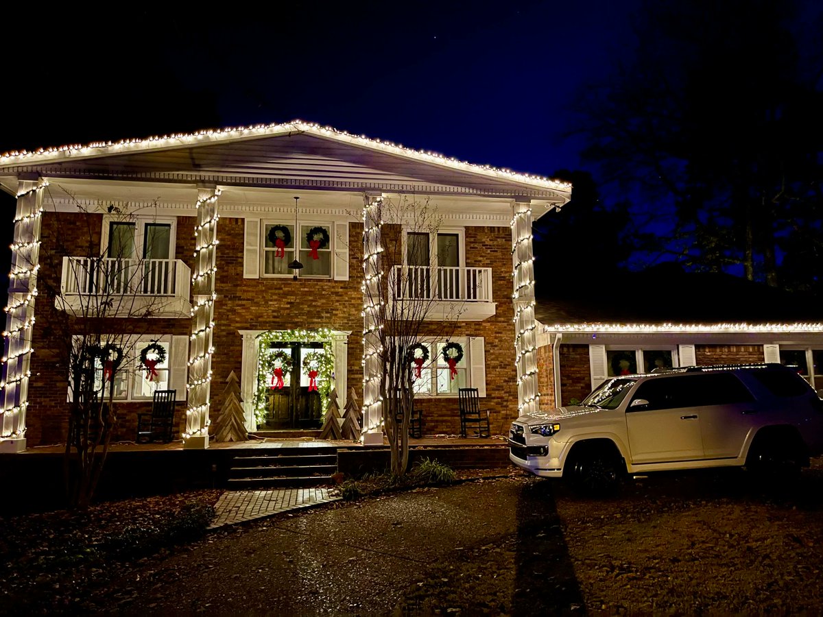 HomeKeeperApp's tweet photo. Merry Christmas from HomeKeeper!! Enjoy the time with your loved ones as we see out this year.

Oh, we take our Christmas lights pretty seriously too. https://t.co/XtfGF53pSd