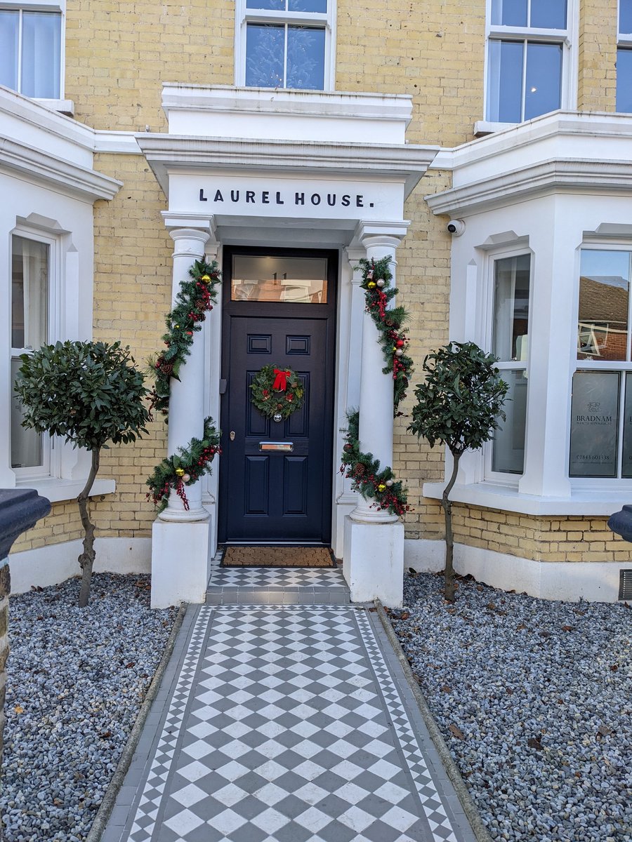 Love the decs on this building in Broadstairs, it's everything wonderful about a Victorian Christmas! <a href="/KentMaps1/">Kent Maps Online</a>