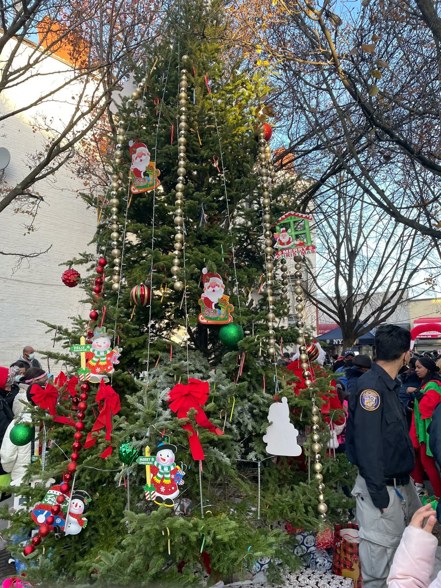 KhaleelAnderson's tweet photo. Take a glance at the Christmas Tree lit by Influence Activewear, @rockdevrevcorp, and @FarRockGC last Friday! Our office also contributed several toys for distribution! https://t.co/NBU22ebCCy