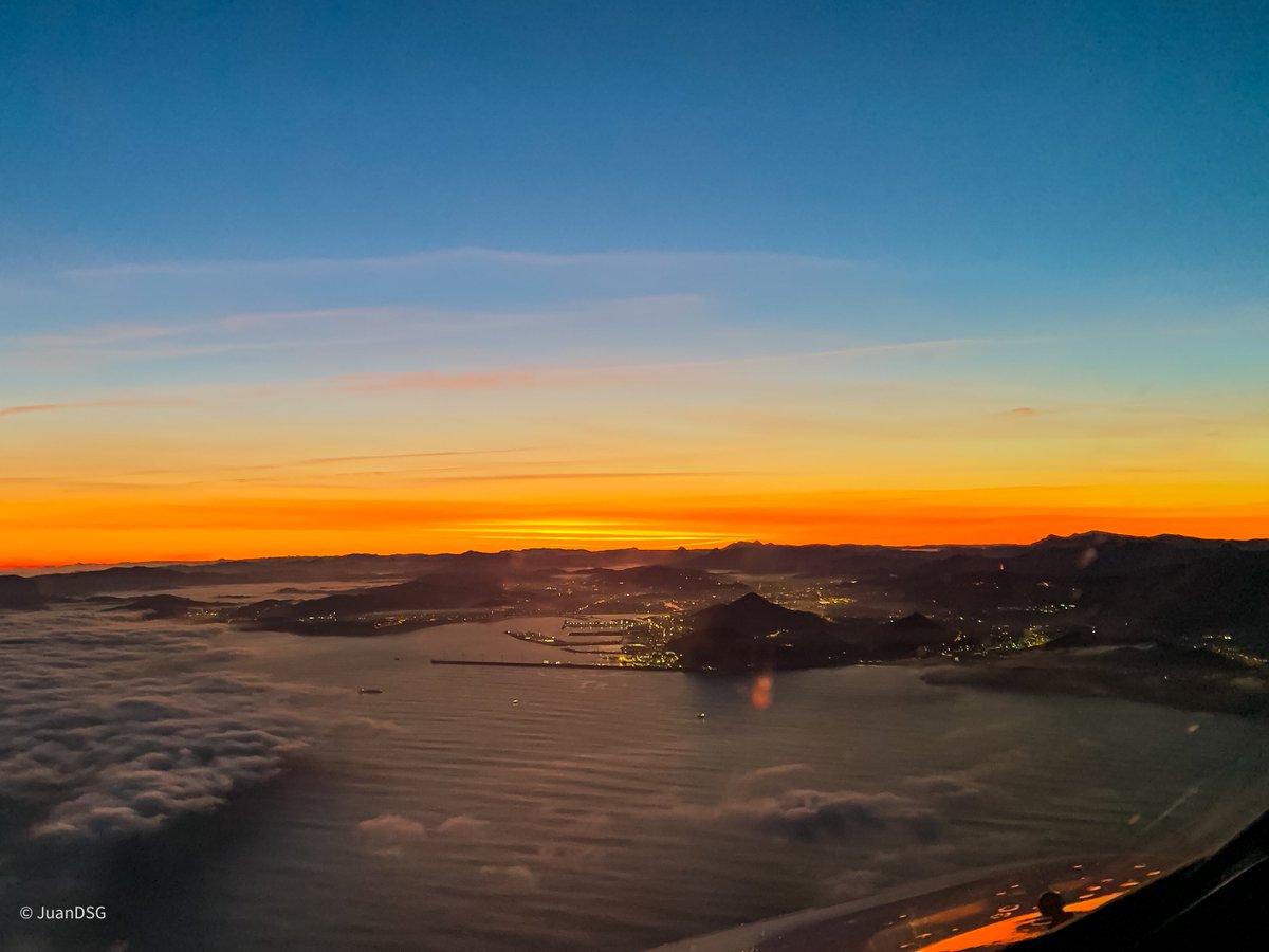 juandsg's tweet photo. Ultima rotación de vuelo del año, nos recibe #Bilbao con este amanecer a la pista 12. Un día fantástico para volar. Nos espera el 2022, espero que con muchos más vuelos que este año 2021. Felices fiestas a todos. @vueling @controladores #A320 #pilotsviews @jmanatol https://t.co/UxV4X6OwxI