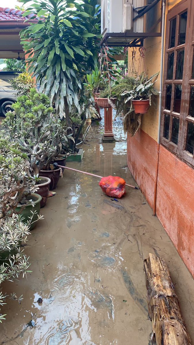 m_AmirulRasyid's tweet photo. #DaruratBanjir sukarelawan diperlukan bagi tugas pengagihan keperluan dan kerja kerja pembersihan di Kg. Tengah, Puchong ahad ini. 26 Disember 2021. Boleh join group whatsapp di pautan:
https://t.co/NqrX8DEl6G https://t.co/pvOzawwhNw