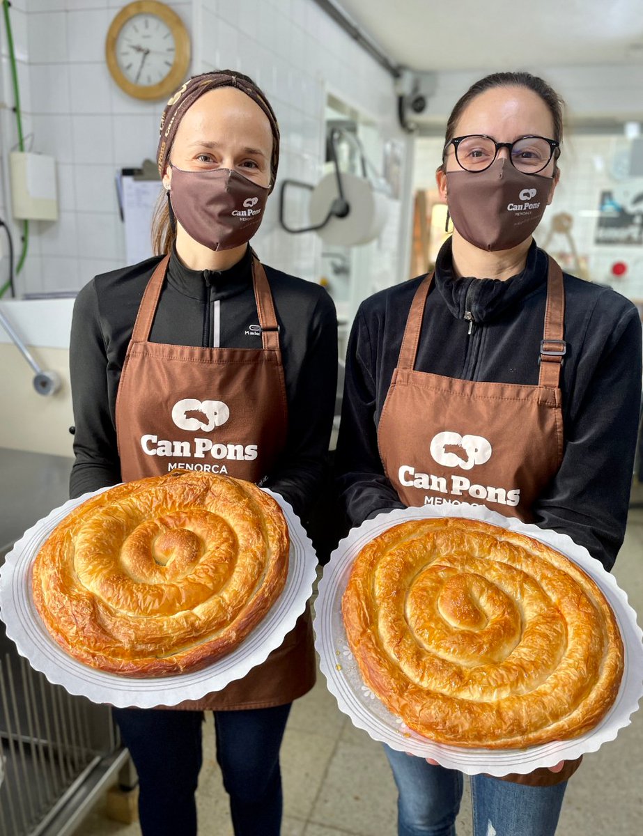 can_pons's tweet photo. ✨Han quedado estupendas las dos ensaimadas, ¿verdad? 😊😋

Aunque no sean exactamente iguales, porque eso es lo que tiene que el producto sea #artesanal 🙂👌

Cada #ensaimada es de su padre y de su madre, o de su maestro repostero en este caso 👨‍🍳

https://t.co/uUD12oO5RL https://t.co/xvv6WY3YWC