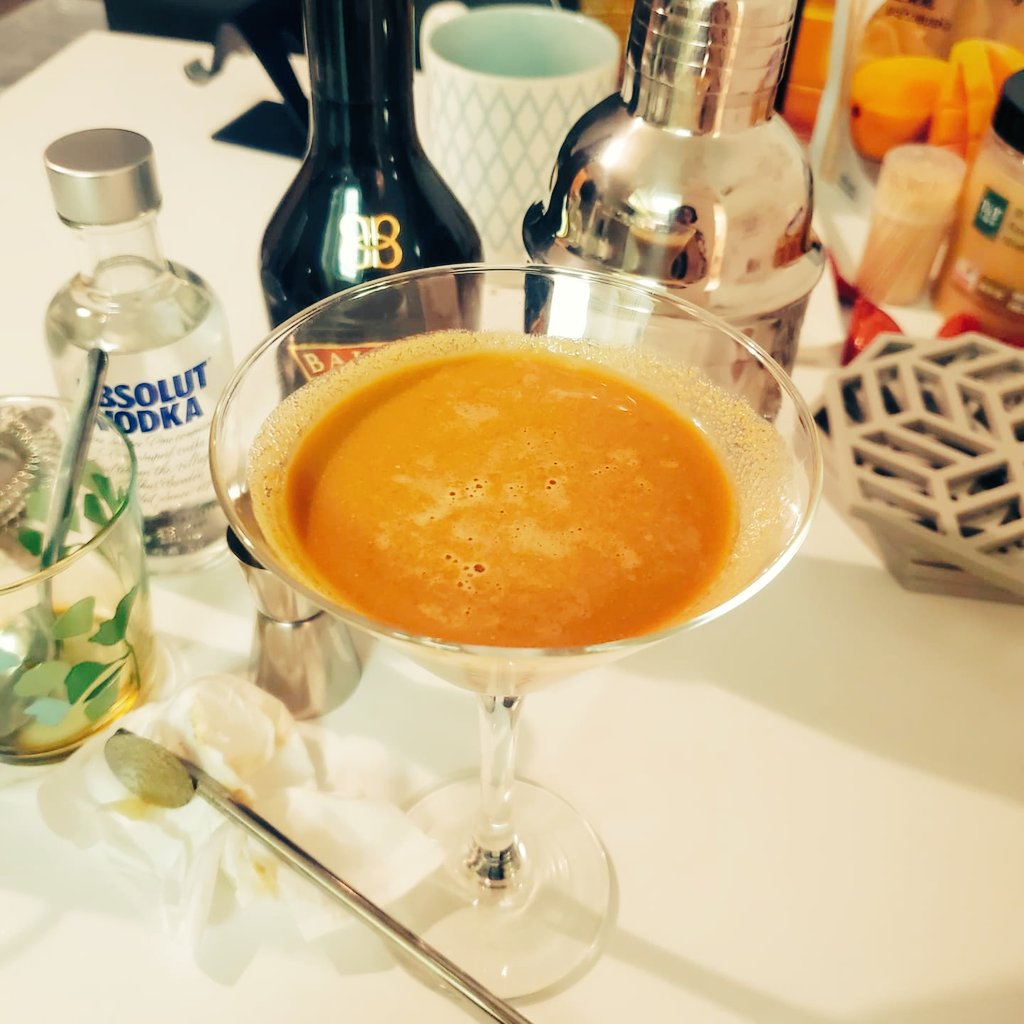 Jennychanchi's tweet photo. Flat White Martini #baileys #homecocktail #welcometobarjenny https://t.co/NzfVBR5NKK