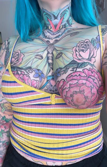 Oh no one of my fat tits fell out :( https://t.co/gGxsgSFqem