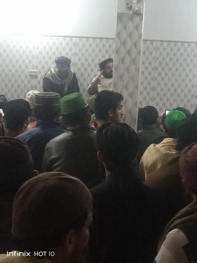 Ha_sc1's tweet photo. شیر اپنے کارکنان کے بیچ 2منٹ پہلے کی تصویر 
#ٹی_ایل_پی https://t.co/8voRXcA2uF