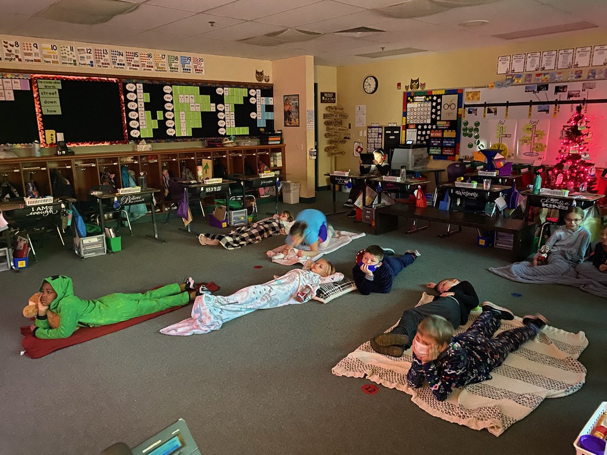 dtackland's tweet photo. Twas the day before Christmas Break... #SGES323 https://t.co/de2YWOWkBg