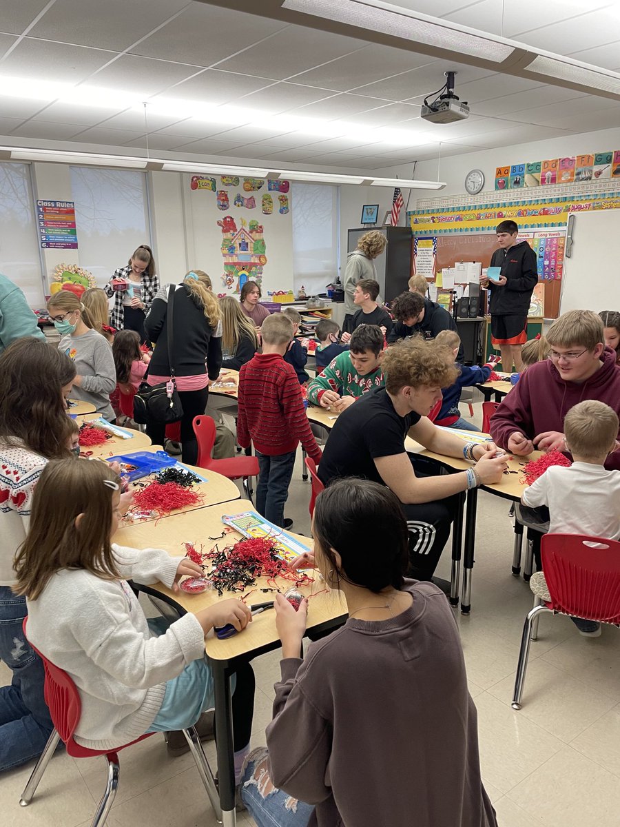 cambria_12's tweet photo. ⁦@CCHSRedDevils⁩ High school students in action helping the kindergarten class!!!! ⁦@CambriaElem⁩  ⁦@APCCHS⁩ https://t.co/aMetETGndz