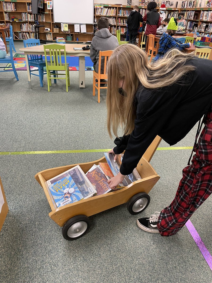 oplibrarynpsd's tweet photo. When an #OPShark sees an opportunity to help! A @6thGradeSquad student saw that the librarian needed help and unasked, pitched in. #futurelibrarian https://t.co/rNtDHcPaNY