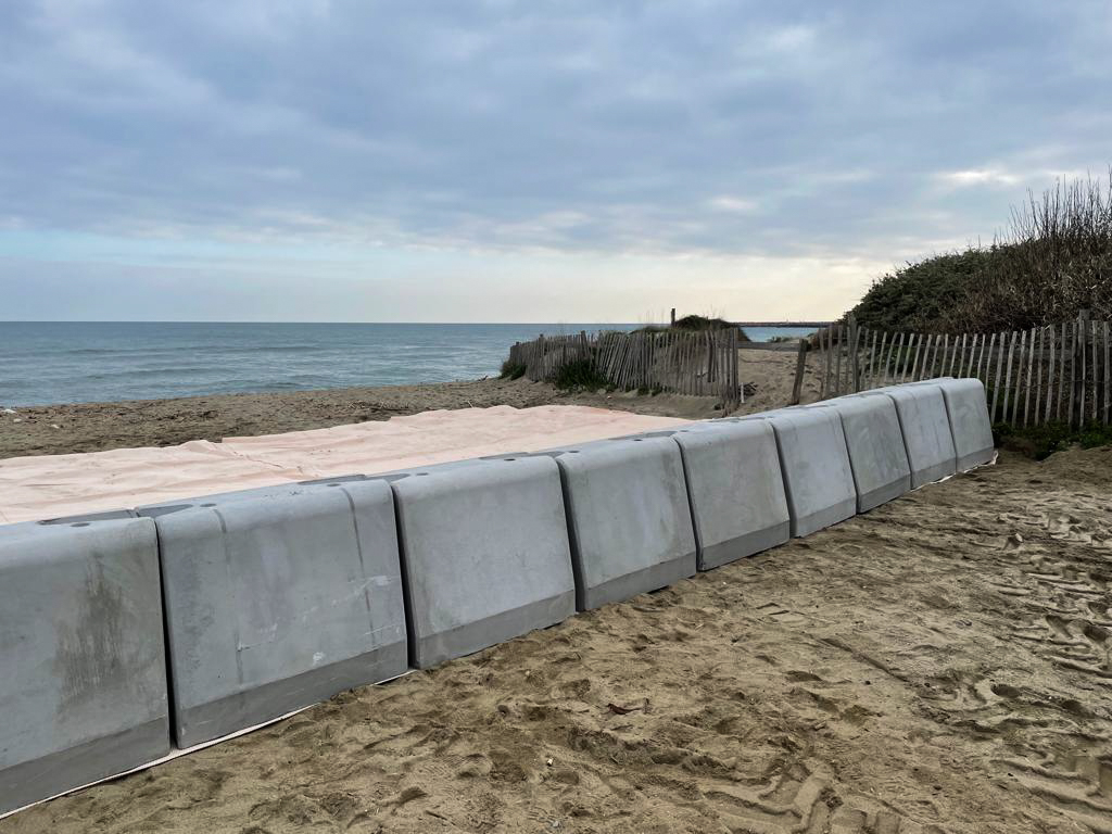 wavebumper's tweet photo. [Installation] - La @VilledeCanet a procédé à l’installation de #BUMPERBLOCK sur un tapis anti-affouillement pour protéger son littoral de l’érosion et de l’assaut des vagues de submersion marine. 

#wavebumper #protection #innovation #erosion #submersion https://t.co/Jk3wU74hAV