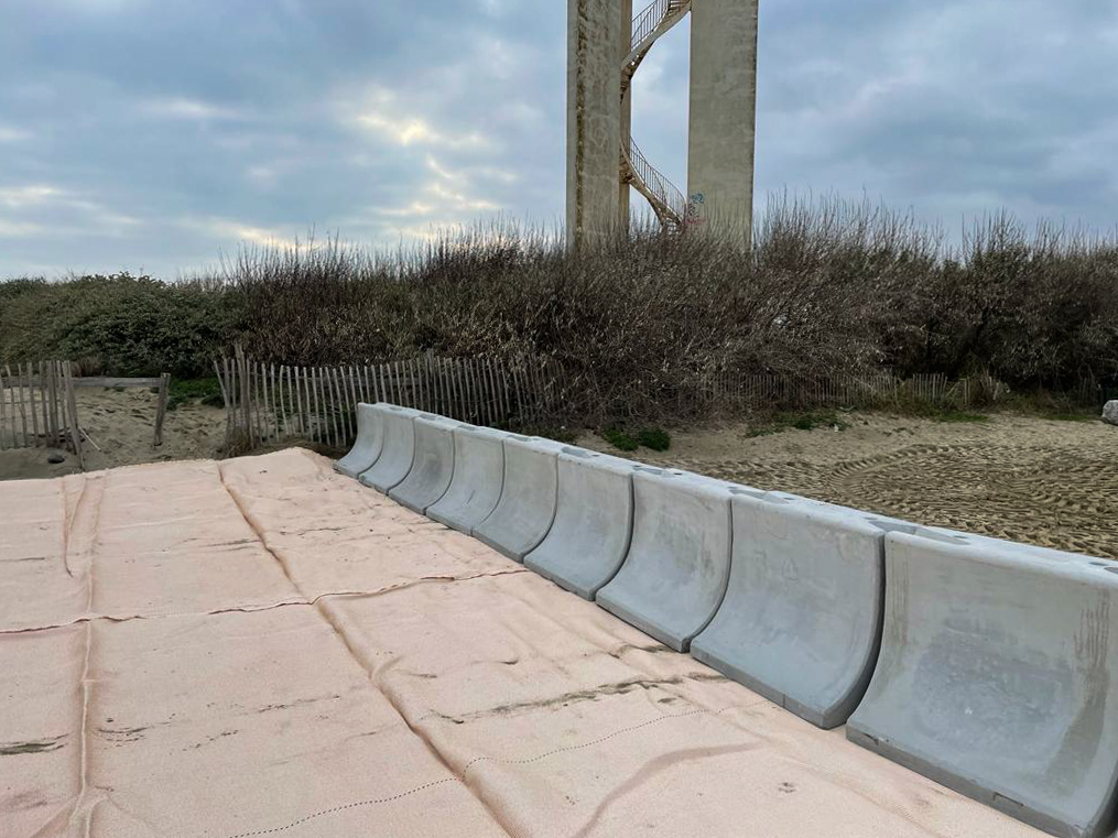 wavebumper's tweet photo. [Installation] - La @VilledeCanet a procédé à l’installation de #BUMPERBLOCK sur un tapis anti-affouillement pour protéger son littoral de l’érosion et de l’assaut des vagues de submersion marine. 

#wavebumper #protection #innovation #erosion #submersion https://t.co/Jk3wU74hAV