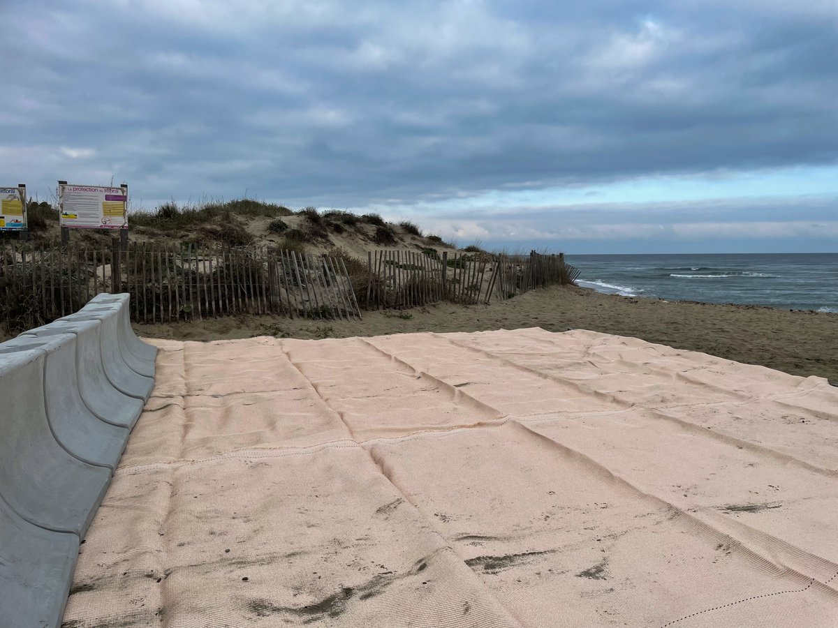 wavebumper's tweet photo. [Installation] - La @VilledeCanet a procédé à l’installation de #BUMPERBLOCK sur un tapis anti-affouillement pour protéger son littoral de l’érosion et de l’assaut des vagues de submersion marine. 

#wavebumper #protection #innovation #erosion #submersion https://t.co/Jk3wU74hAV