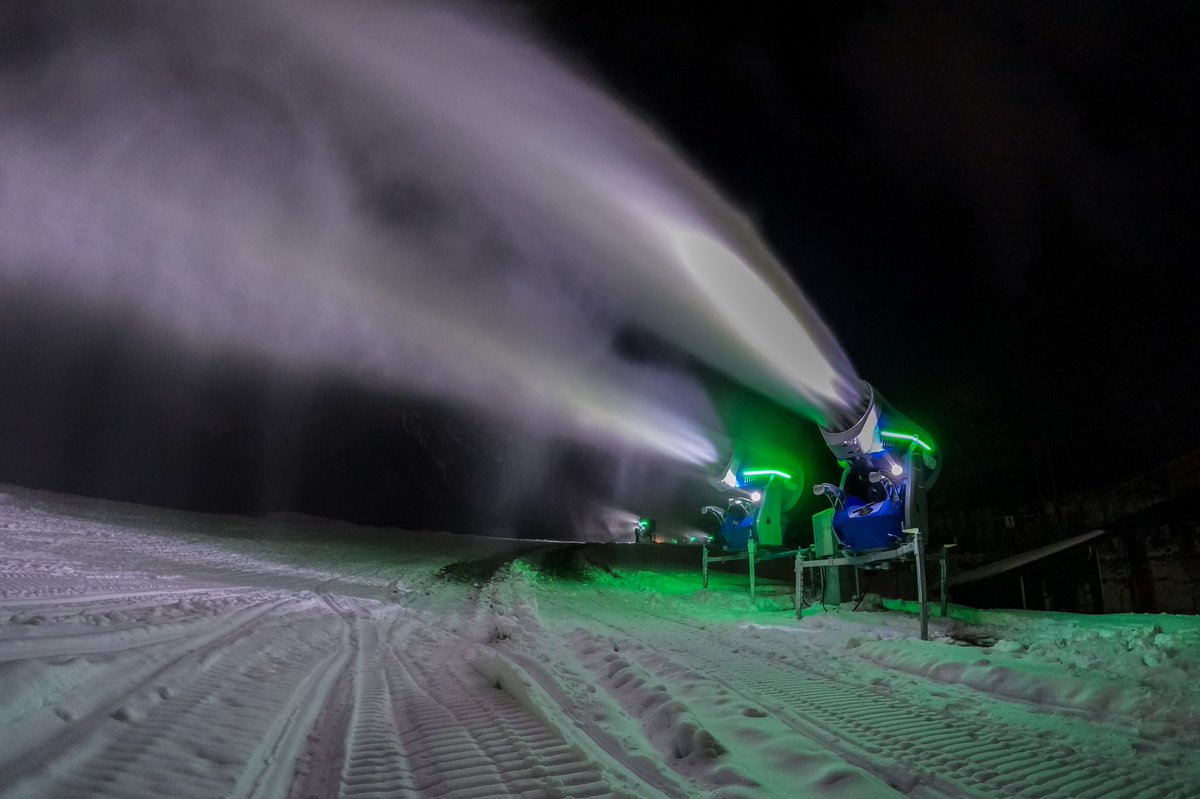 jigatake940's tweet photo. 1台1台の機械がその場所に最適な雪質を維持するために全自動、リアルタイムで水量を調整し雪を作ってくれます。
機械が動いている＝雪が出来ていってます。
#DEMACLENKO 
#人工降雪機 
#爺ガ岳スキー場 https://t.co/zyEjcstUsH