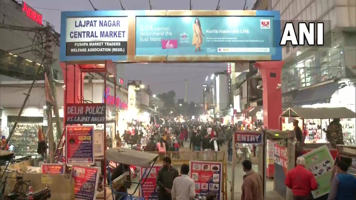 ANI's tweet photo. Delhi | Shoppers throng Lajpat Nagar market ahead of Christmas and New Year. https://t.co/nzfhm0d70i