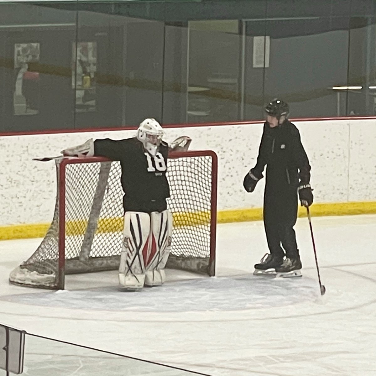 U-15 Prep goaltender @liamrussell35_ giving back to the community by volunteering to help coach with the U13A Female Rockets! 😀