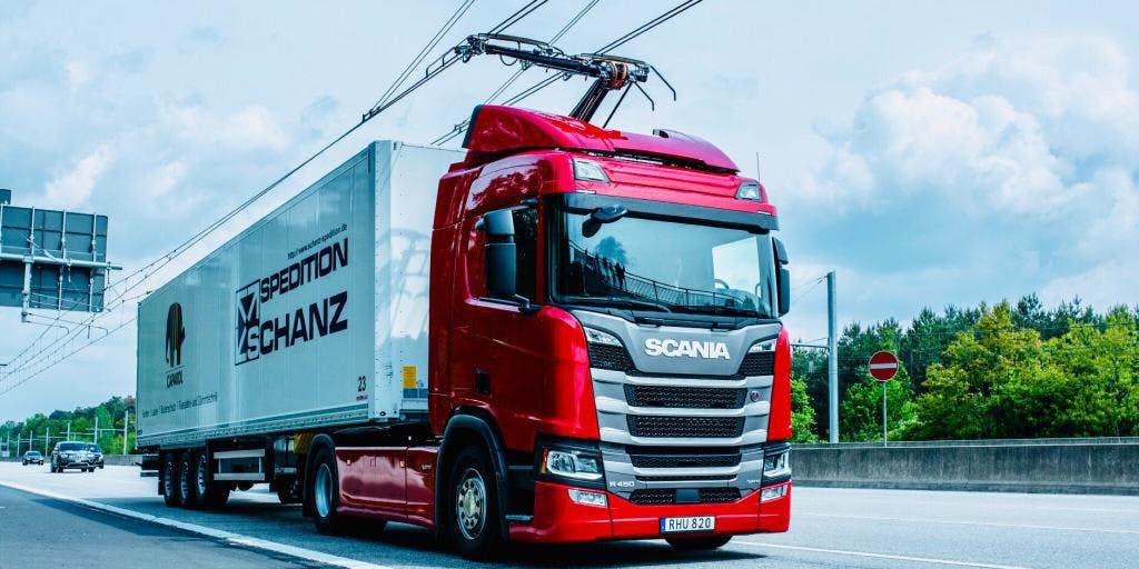 LataMobility's tweet photo. #Alemania⚡️ | @BMDV_bund puso en marcha un plan innovador para reducir la contaminación por medio de la electrificación de las carreteras, y la meta es cubrir 4.000 kilómetros de vía con un sistema de cables aéreo
➡️Más detalles: https://t.co/MbS5azsJTt
#latamobility https://t.co/2RYqpSYULB