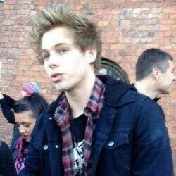 lukethinkers's tweet photo. why does he look like a twilight character 😭 https://t.co/0HdcWFYp5P