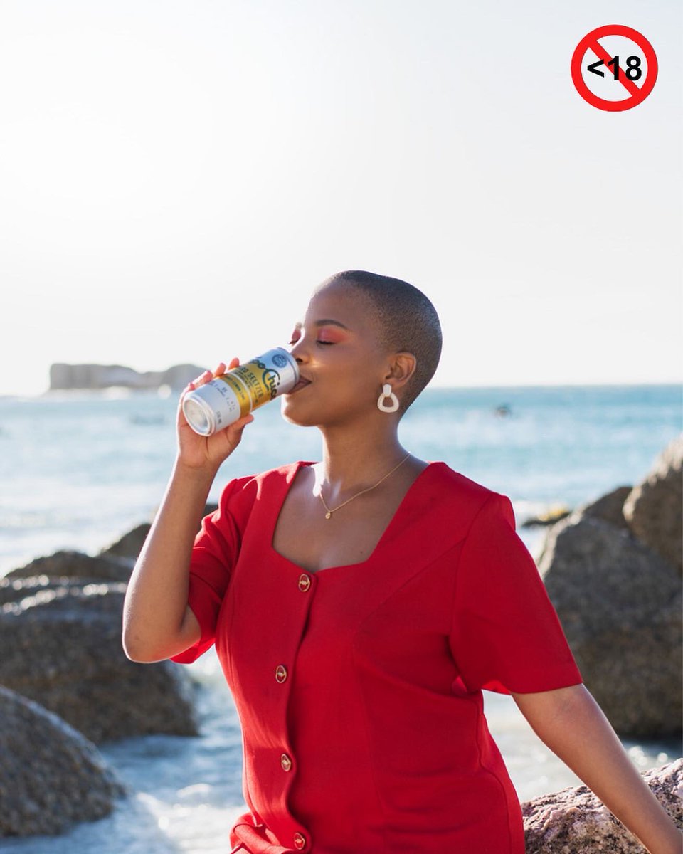 zithobemacheli's tweet photo. Alcohol meets sparkling water with a dash of exotic flavours is exactly what @TopoChicoZA is! 
With low sugar, low calories (95) and a low alcohol percentage (4.7%), it makes it the perfect beverage for the summer! ☀️

#ad #topochicotime #perfectcontradictio https://t.co/wD01gAlw5V