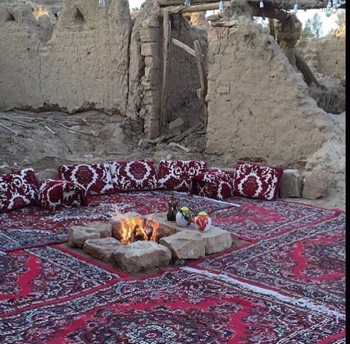 اثر البيوت بدون اهلها ولاشي
يجلب محبتها غلا من سكنها
.
في مامضى نشفق على البيت والحي
واليوم لا مريت صديت عنها
.
#خالد_بن_ذياب