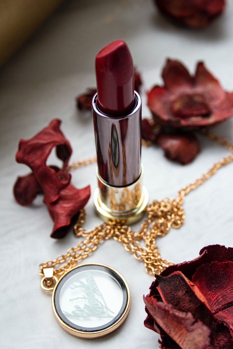 Festive party makeup according to your star sign... Garnet lips it is! Perfect for New Years! 💕✨ Read more over on Glamour > glamourmagazine.co.uk/article/christ…