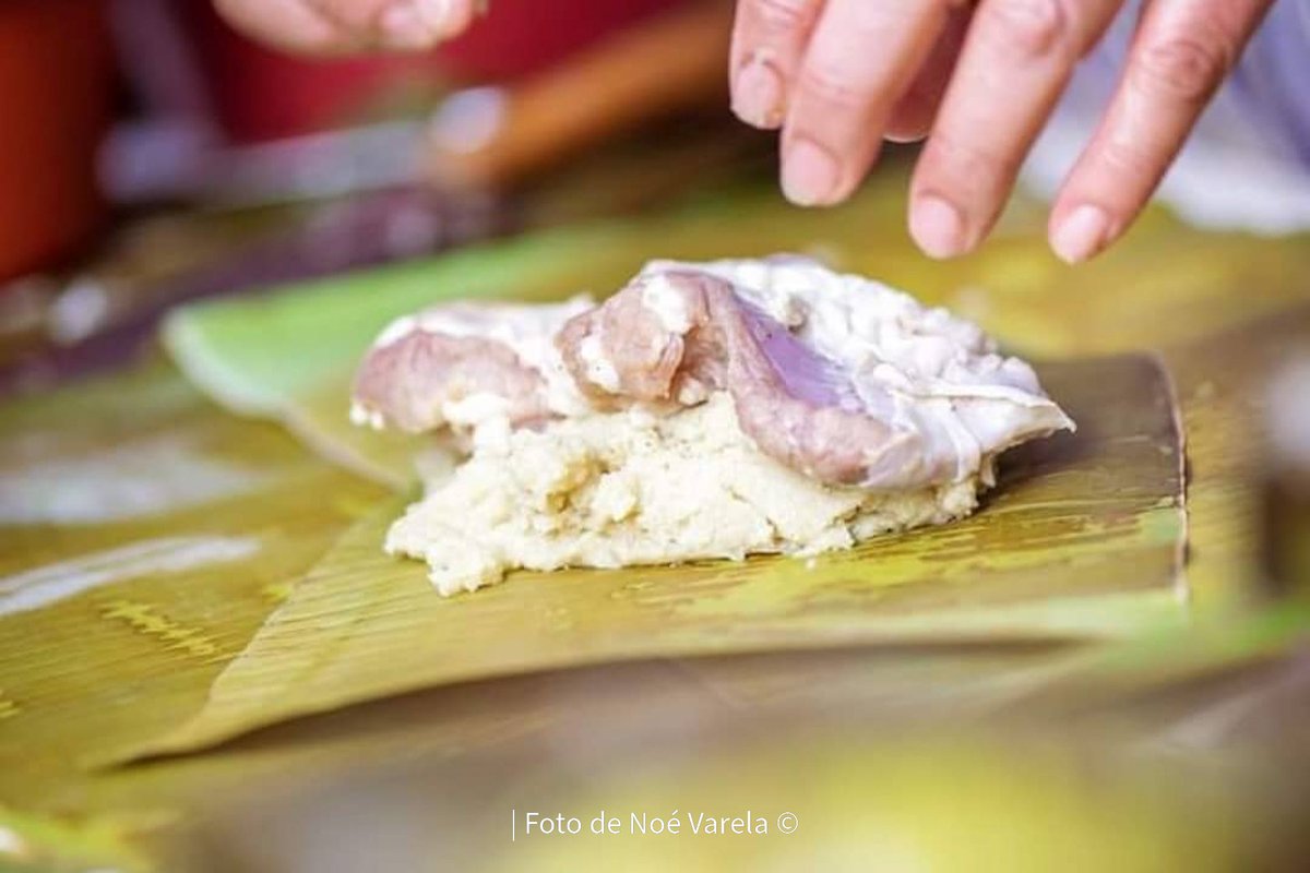 bucentauro_'s tweet photo. La palabra nacatamal es de origen náhuatl (𝑛𝑎𝑐𝑎𝑡𝑙, carne, y 𝑡𝑎𝑚𝑎𝑙𝑙𝑖, tamal). En Honduras, mucha gente confunde nacatamal con tamal, pero la diferencia es que este último no lleva carne (Herranz, 2017: 292). https://t.co/IwCjHaG1A6