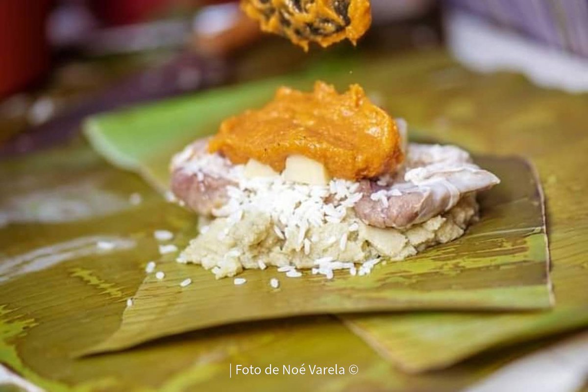 bucentauro_'s tweet photo. La palabra nacatamal es de origen náhuatl (𝑛𝑎𝑐𝑎𝑡𝑙, carne, y 𝑡𝑎𝑚𝑎𝑙𝑙𝑖, tamal). En Honduras, mucha gente confunde nacatamal con tamal, pero la diferencia es que este último no lleva carne (Herranz, 2017: 292). https://t.co/IwCjHaG1A6