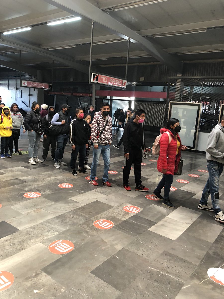 alejandrokxng3's tweet photo. @MetroCDMX solo sirve un torniquete en pantitlan linea rosa y  el personal en lugar de agilizar el acceso se enojan https://t.co/4CfBcYZyqu