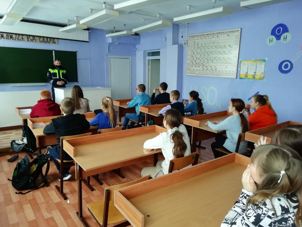 Инспектор ГИБДД Узюмский И.Ю. провел профилактическую беседу с учащимися о безопасности на зимних каникулах, напомнил ребетам об особенностях ПДД в зимний период