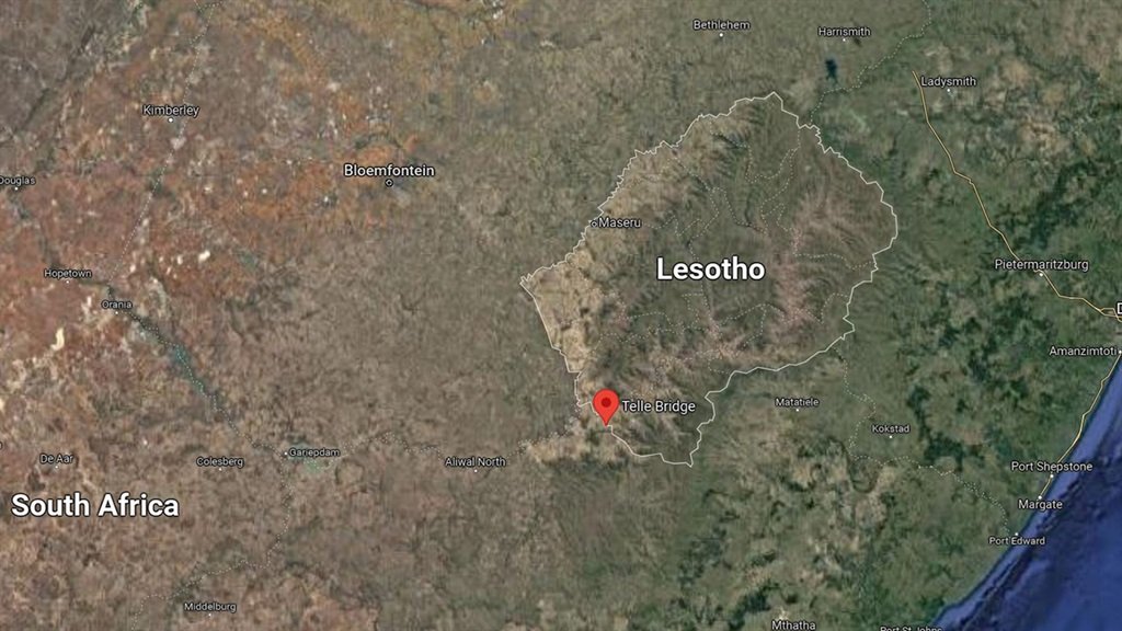 News24's tweet photo. SA's lockdown laws were just changed – to reopen a bridge border post with Lesotho | @BISouthAfrica 

https://t.co/IdJdSJAhSx https://t.co/zpUUkHBru5