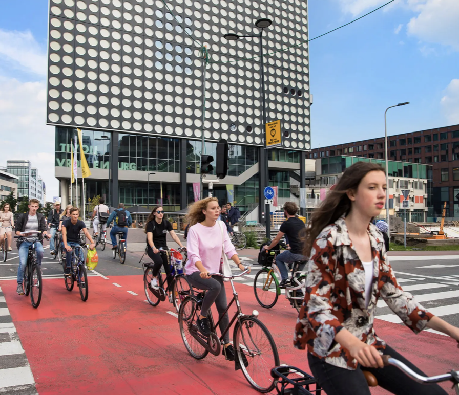 Pflax1's tweet photo. Here are 4 stats to ponder.

The Netherlands has the world's lowest usage of bike helmets (0.5% of riders) and the lowest fatality rate (~10 per billion km ridden).

The US has the highest rate of helmet use (~50%) and the highest fatality rate (roughly 5x the Netherlands).

Why? https://t.co/9nWhdy5A5i