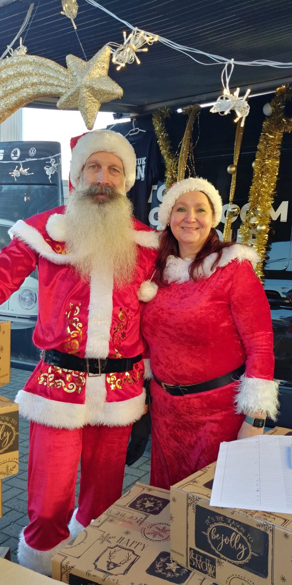 chevylex1957's tweet photo. Was leuk en mooi om te doen de #santatour 2021 samen met Miss Santa bijna 300 kerstpakketten uitgereikt #debeukerin tot volgend jaar misschien https://t.co/CN5m6El1xF