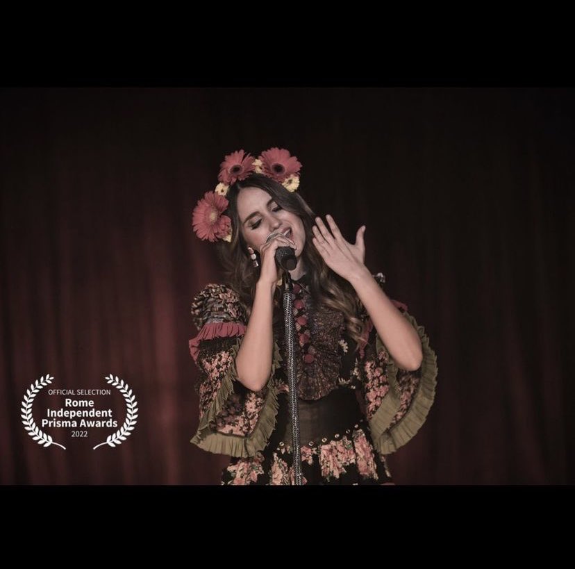 InfoRBDBrasil's tweet photo. 📰 NOTÍCIA: 

O clipe de “Lo que ves no es lo que soy” do álbum “Origen” de Dulce Maria (@DulceMaria) foi selecionado para a premiação Rome Independent Prisma Awards 2022. O clipe foi dirigido pelo seu companheiro Paco Álvarez (@PacoAlvarezV). https://t.co/6fiFTPSBl4