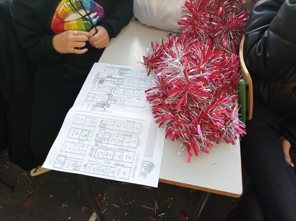 iesfgb's tweet photo. Todo preparado para nuestro Gran Proyecto Estelar del último día del trimestre. 10 grupos #1ESO guiados por las estrellas de #3ESOC y recorren los 10 talleres "estelares" ¡Gracias al gran trabajo de Concha! @ampaIESFGB @cfiesalamanca @educacyl https://t.co/TgZomwTEKd