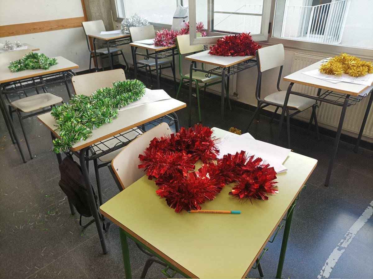 iesfgb's tweet photo. Todo preparado para nuestro Gran Proyecto Estelar del último día del trimestre. 10 grupos #1ESO guiados por las estrellas de #3ESOC y recorren los 10 talleres "estelares" ¡Gracias al gran trabajo de Concha! @ampaIESFGB @cfiesalamanca @educacyl https://t.co/TgZomwTEKd