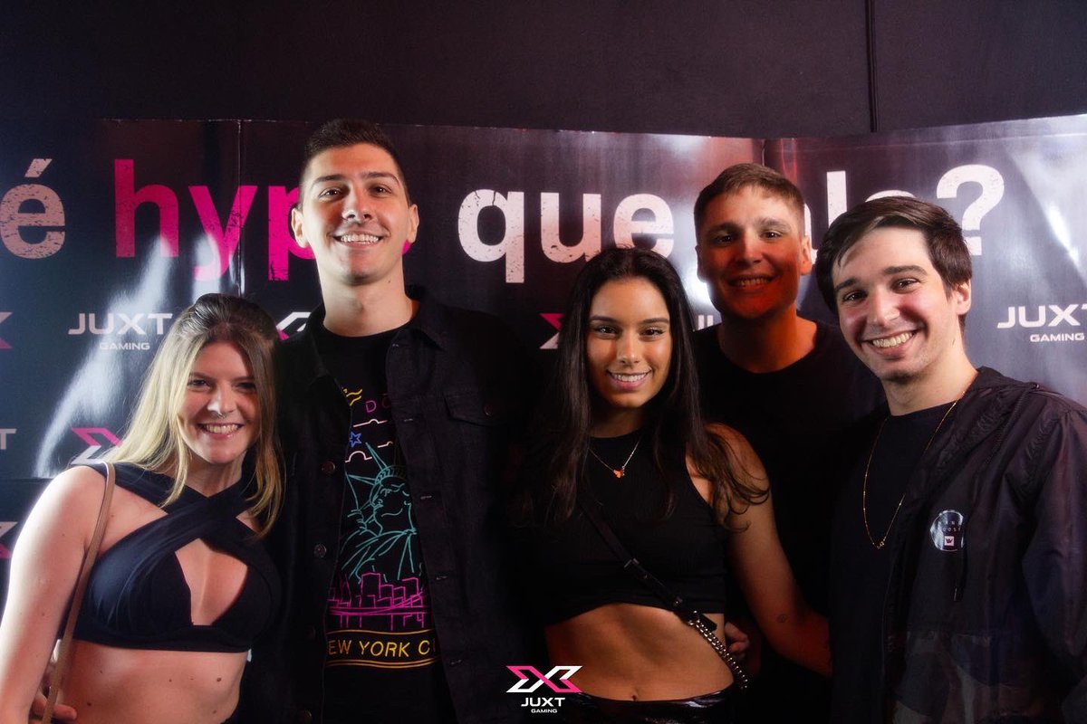 juxtgg's tweet photo. E só restam os registros desse dia INESQUECÍVEL!!!🙌🏼🥂🎉
Não temos palavras para agradecer a presença de todos! ❤️
Já correu no link pra pegar a sua foto na #JuxtParty? 🤩🔥 https://t.co/kcfXtczU17