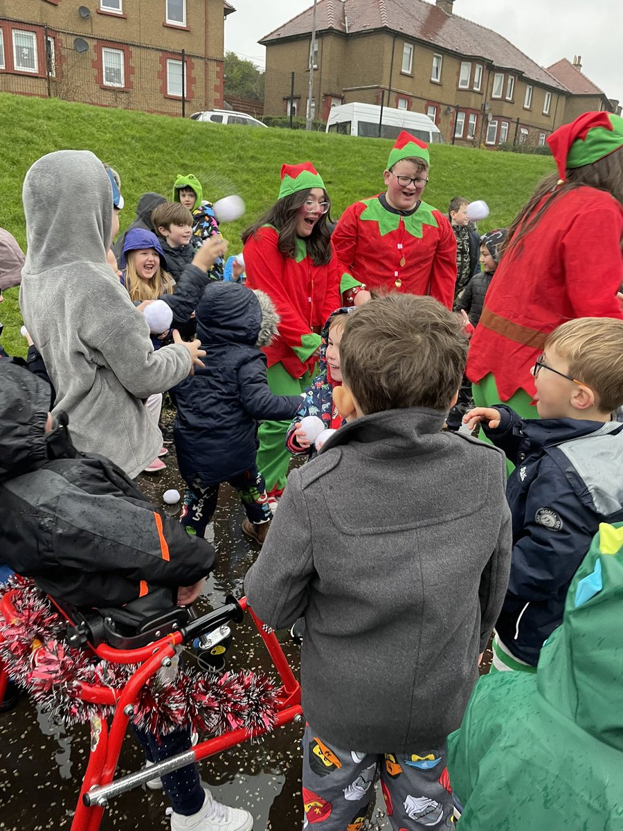 StNinMrsCurrie's tweet photo. The children @saintninians were super excited to find some of Santa’s elves in their playground this afternoon. There was lots of fun, laughter, snowballs and dancing in the rain! 🎅🏻 🎄 https://t.co/xXqJ7Cljuz