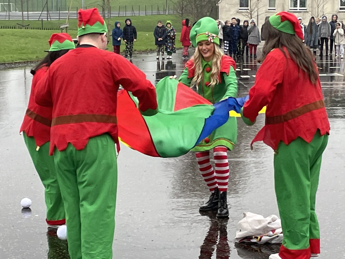 StNinMrsCurrie's tweet photo. The children @saintninians were super excited to find some of Santa’s elves in their playground this afternoon. There was lots of fun, laughter, snowballs and dancing in the rain! 🎅🏻 🎄 https://t.co/xXqJ7Cljuz