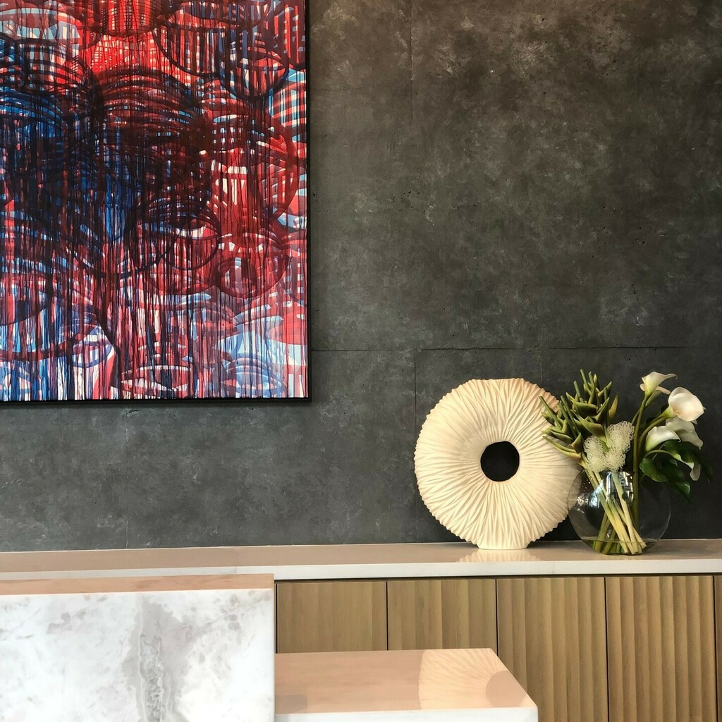 Design_Oneline's tweet photo. A composed sneak peak at the reception desk at @Bezelapts ๐neutral with a splash of color #Aholart @aholsniffsglue
#lobbydesign #art #artist #interiordesigners #designwithoneline #luxurydesign #miamirealestate #miamidesign https://t.co/VF5oNtDM1l https://t.co/ZZqLjb9ugq
