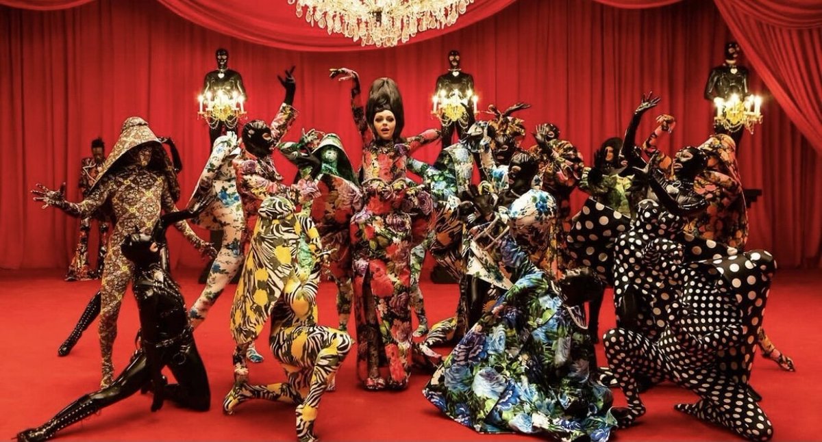 🗣 Le créateur de mode Richard Quinn collabore depuis de nombreuses années avec <a href="/EPSON_fr/">EPSON France</a>. Il imprime dans son atelier londonien des robes spectaculaires, notamment pour la reine Elizabeth II et Beyoncé.
📽Découvrez en vidéo l'interview: bit.ly/3piwOXL