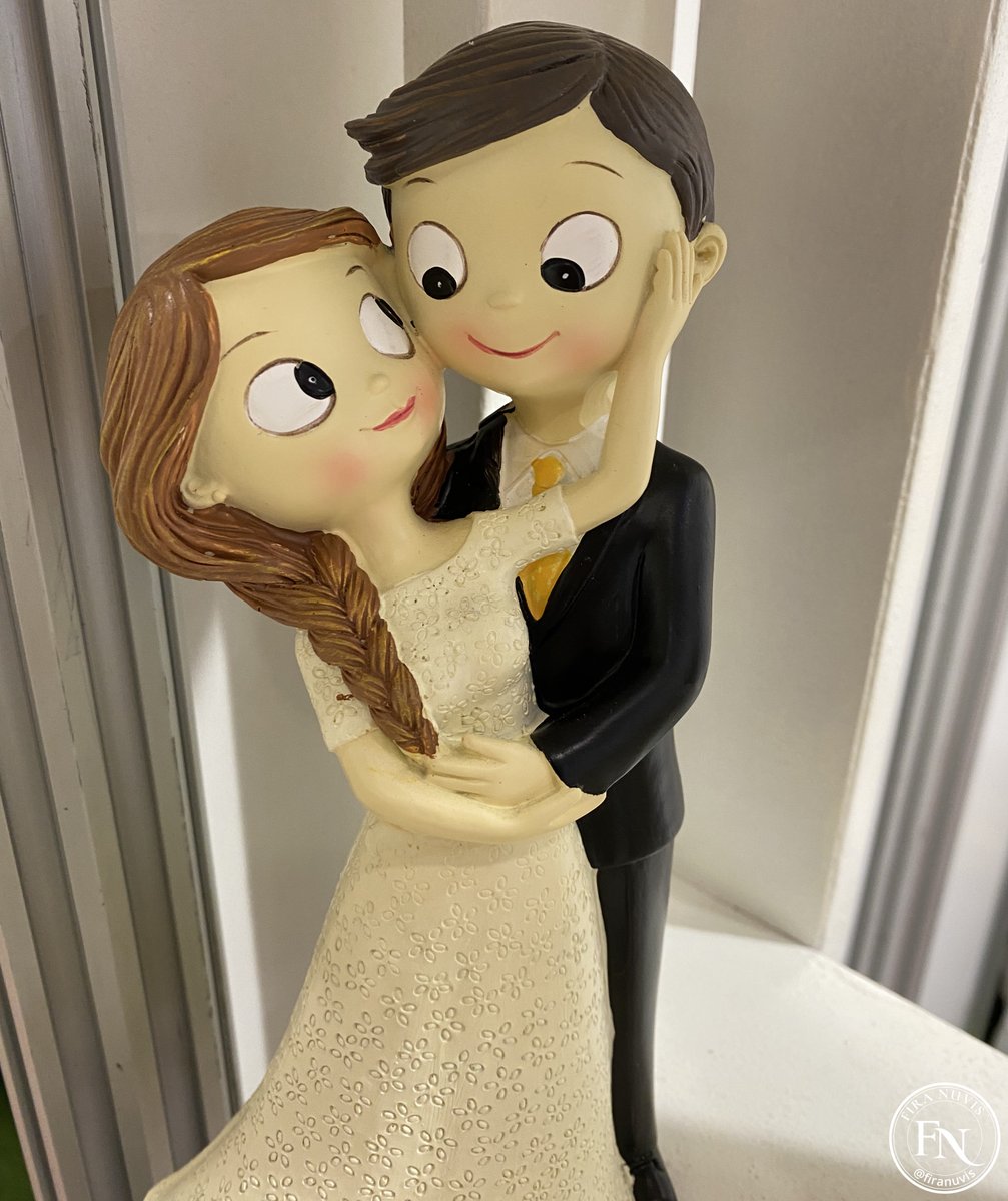 FNPrimavera's tweet photo. ¿Que tipo de figura vais a poner en el pastel de boda?
Aquí os dejamos una opción clásica y otra opción más divertida 👫
.
.
.
#generacionmillennial #bodasmillennial #modanovias #fashiondessigner #noviasbarcelona #desfilenovias #altacostura #pasarelanovias #noviasreales https://t.co/8GbB6HCqT7