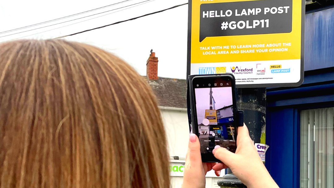DCU's tweet photo. .@wexfordcoco in collaboration with the Irish Institute of Digital Business @IIDB_ie at Dublin City University @BusinessDCU is using #HelloLampPost to bring state-of-the-art interactive #AI technology to various sites across #Gorey
Read here for more: https://t.co/4E70QJiRTN https://t.co/ebtCTSczNx