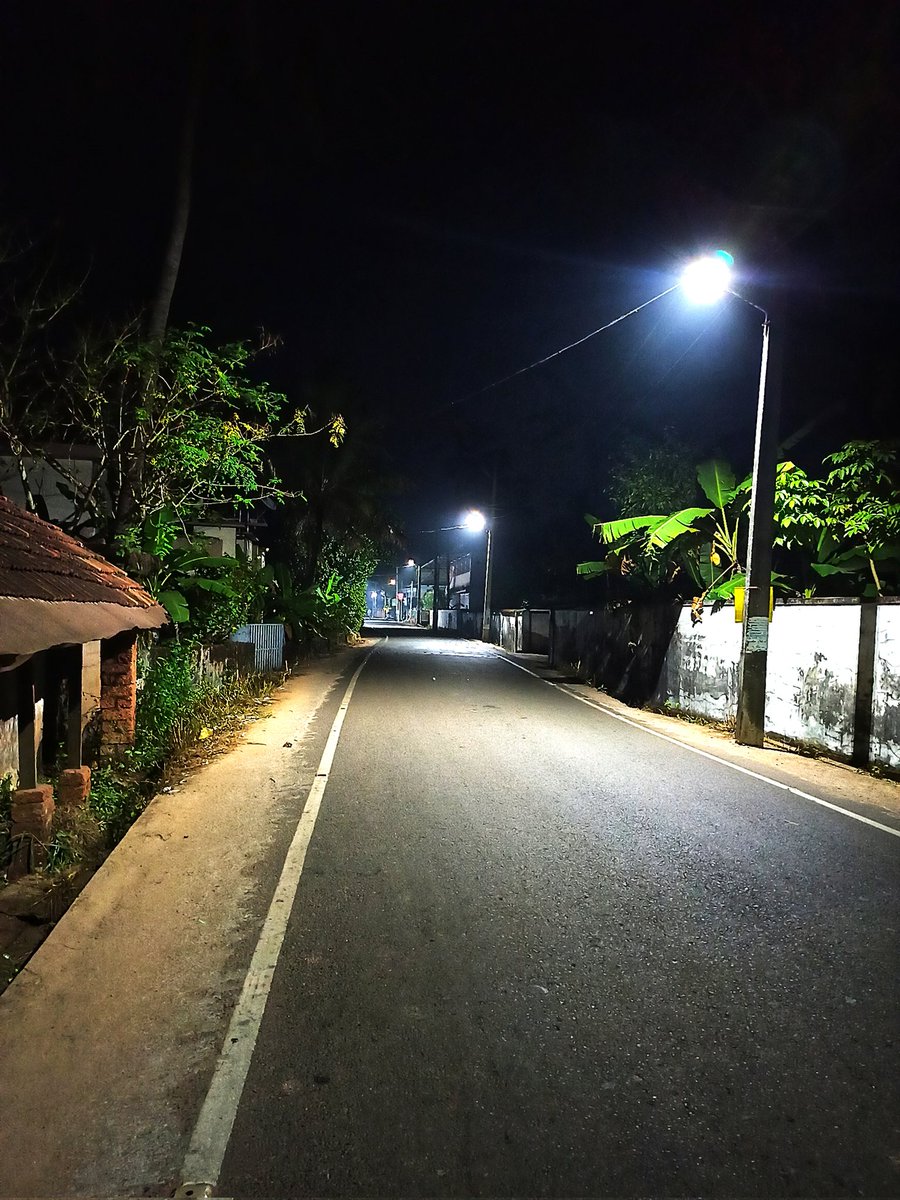 TheBaluu's tweet photo. మనసైన మంచు దుప్పట్లో
మనోహరమైన తీక్షణ వీక్షణం
నడక నడుమ శ్వేత తరంగాల తార్కాణం
మదిని తాకే మళయమారుతం
చలి నిమురుతుంది కానీ చలనం ఉండదు
దేహం దరి దాటుతుంది కానీ సోలుపు రాదు
చెలి-చలి చెంతనుంటే సాగుతుంది పయన ప్రవాహం అది వేల మైళ్ళ సమాహారం!!!
#BaluWrites #Winter❤️
#BaluClicks #MrBalu https://t.co/Jq5PNmJY4t