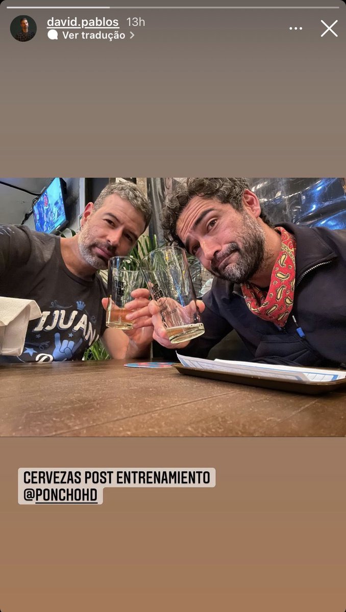 InfoRBDBrasil's tweet photo. 📸 INSTAGRAM:

O diretor de filme e escritor, David Pablos, publicou uma foto ao lado de Alfonso Herrera (@ponchohd) tomando uma cervejinha. 🍻

@/david.pablos via Instagram stories. https://t.co/945s5dtwkV