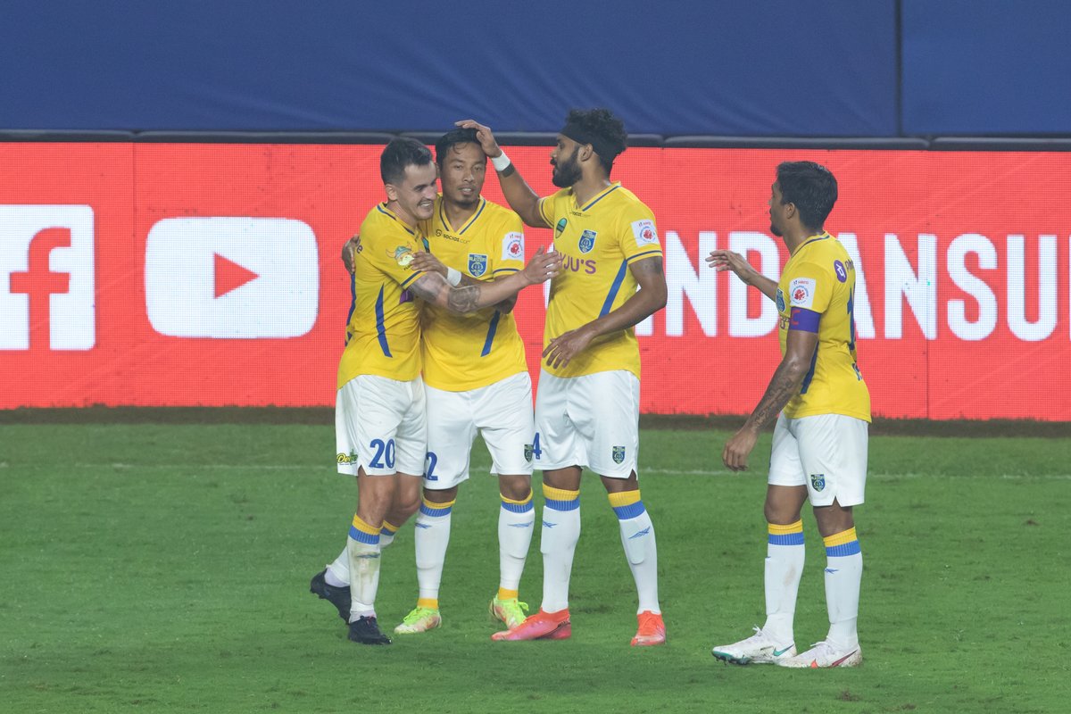 IndSuperLeague's tweet photo. It's 3️⃣ for the Blasters, courtesy Adrian Luna! ⚽⚽⚽

@KeralaBlasters are on fire! 🔥

#CFCKBFC #HeroISL #LetsFootball https://t.co/juXmI2fmHO