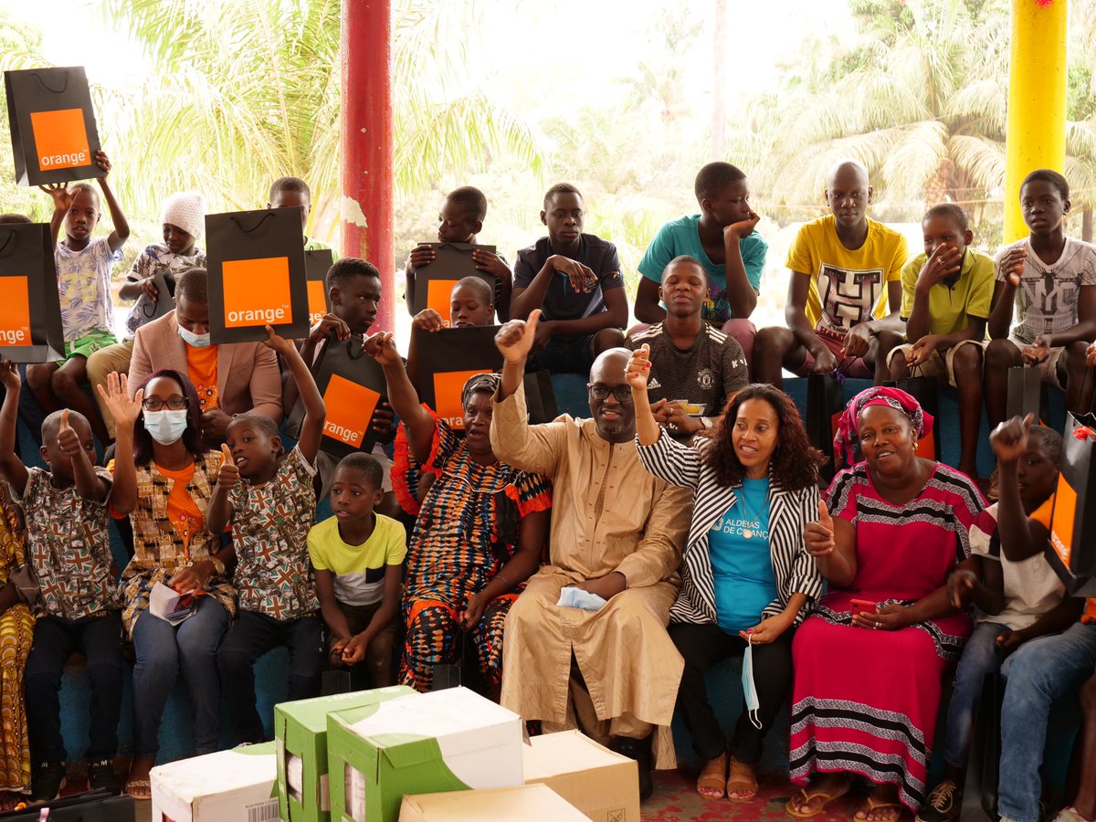BrutusSadou's tweet photo. Un moment de joie partagée par le DG d’Orange et ses équipes, lors d’un Noël Solidaire dans les orphelinats de la Guinée-Bissau. Tous les orphelins ont bénéficié de cadeaux et denrées alimentaires.
 
Orange Solidaire et engagé ! https://t.co/nRLGZi1QnO