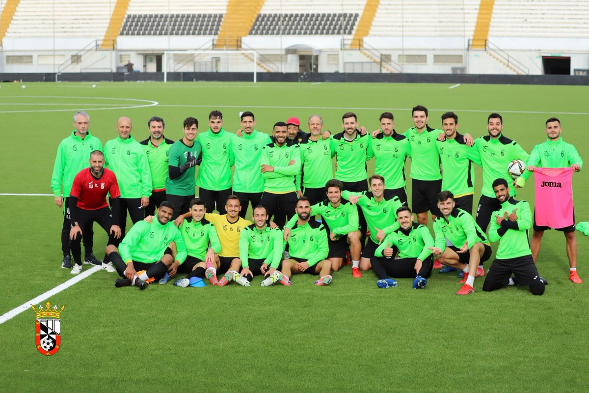 Con esta foto damos comienzo a las vacaciones de Navidad 🎄 de nuestro primer equipo, que esta mañana ha tenido su último entrenamiento del año 2021 🏋️‍♀️
Toca descansar y volver con las pilas 🔋 cargadas ⚡️ 
Queda mucho por contar en 2022 🤍🖤
¡¡¡Vamos Ceuta!!! 🤝👨‍👩‍👧‍👦
