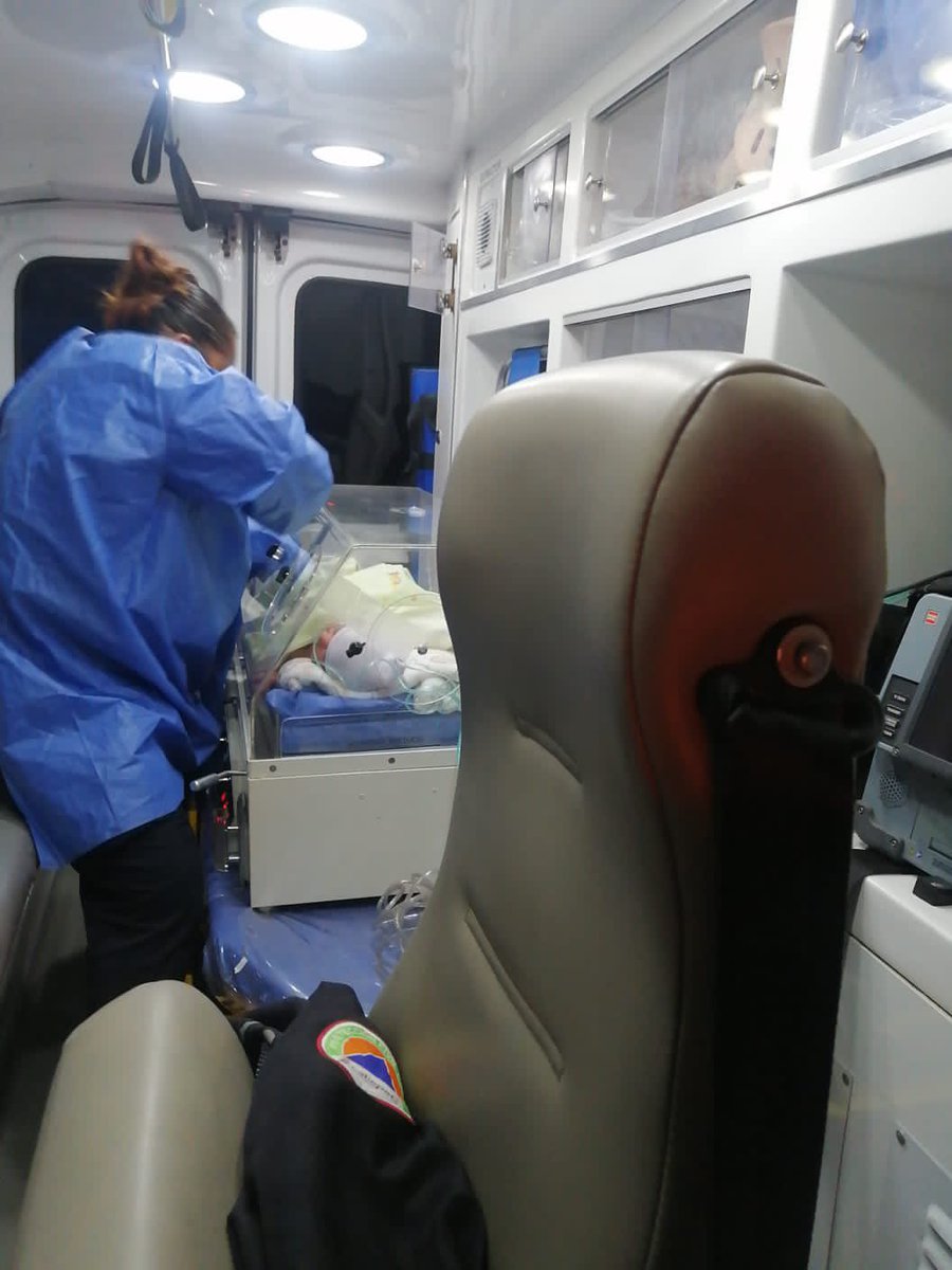 Vica_AR's tweet photo. Hoy,  nuestros compañeros de atención Prehospitalaria están más capacitados y con las herramientas adecuadas para auxiliar en cualquier emergencia a los ciudadanos. Por primera vez en la historia del municipio se cuenta con una incubadora para realizar traslados que lo requieran. https://t.co/GnrCrk4rd4