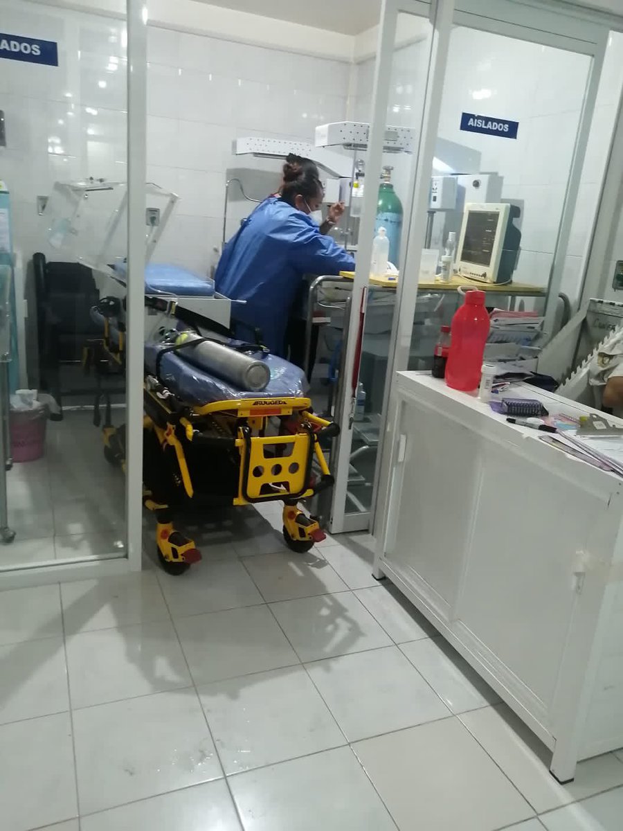 Vica_AR's tweet photo. Hoy,  nuestros compañeros de atención Prehospitalaria están más capacitados y con las herramientas adecuadas para auxiliar en cualquier emergencia a los ciudadanos. Por primera vez en la historia del municipio se cuenta con una incubadora para realizar traslados que lo requieran. https://t.co/GnrCrk4rd4