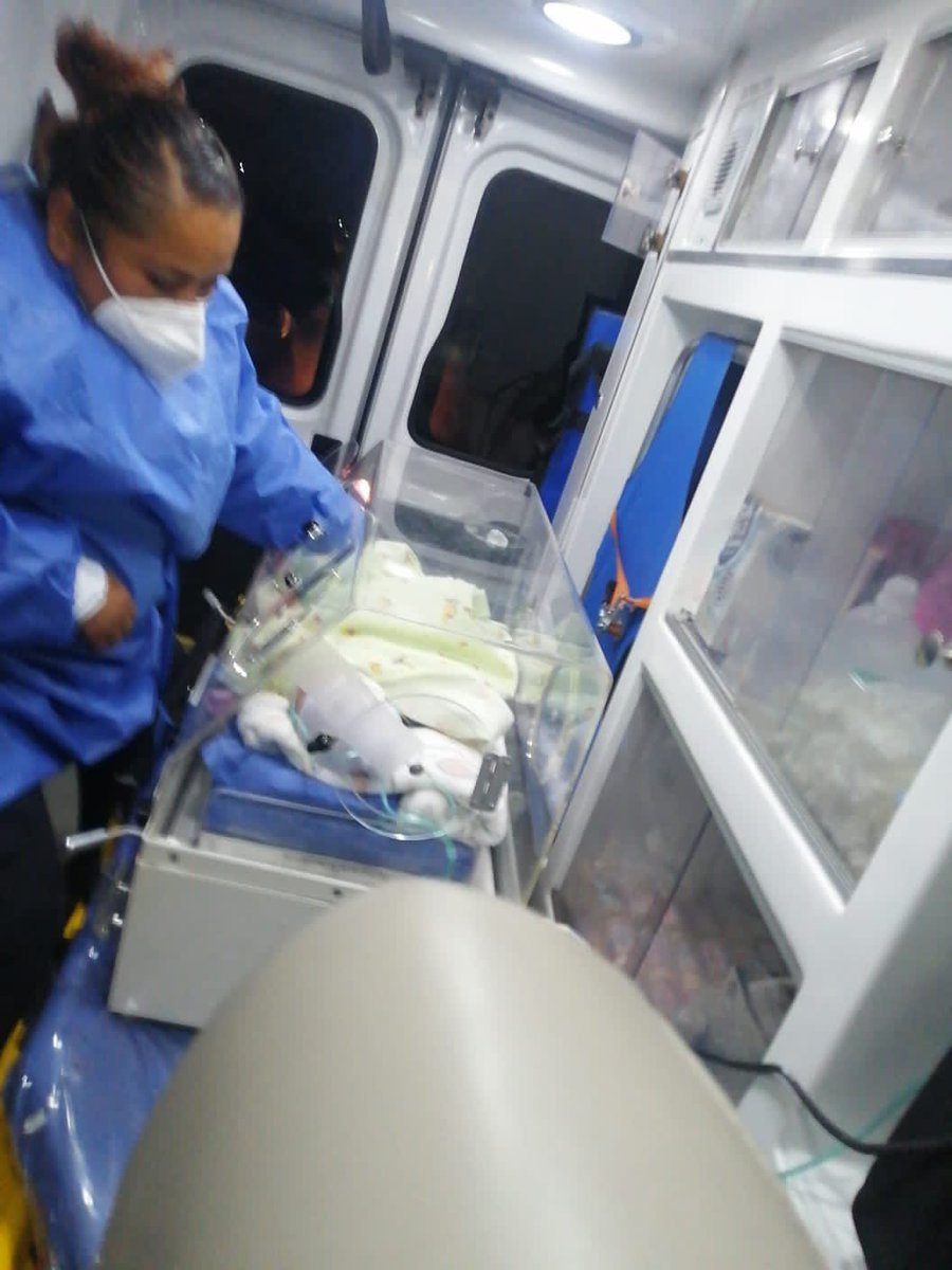 Vica_AR's tweet photo. Hoy,  nuestros compañeros de atención Prehospitalaria están más capacitados y con las herramientas adecuadas para auxiliar en cualquier emergencia a los ciudadanos. Por primera vez en la historia del municipio se cuenta con una incubadora para realizar traslados que lo requieran. https://t.co/GnrCrk4rd4